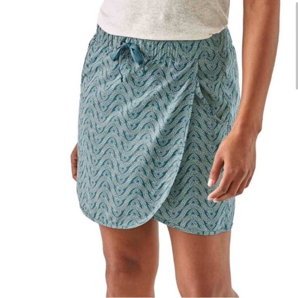 Patagonia Fleetwith Skort Teal & Yellow Graphic Print Size Medium